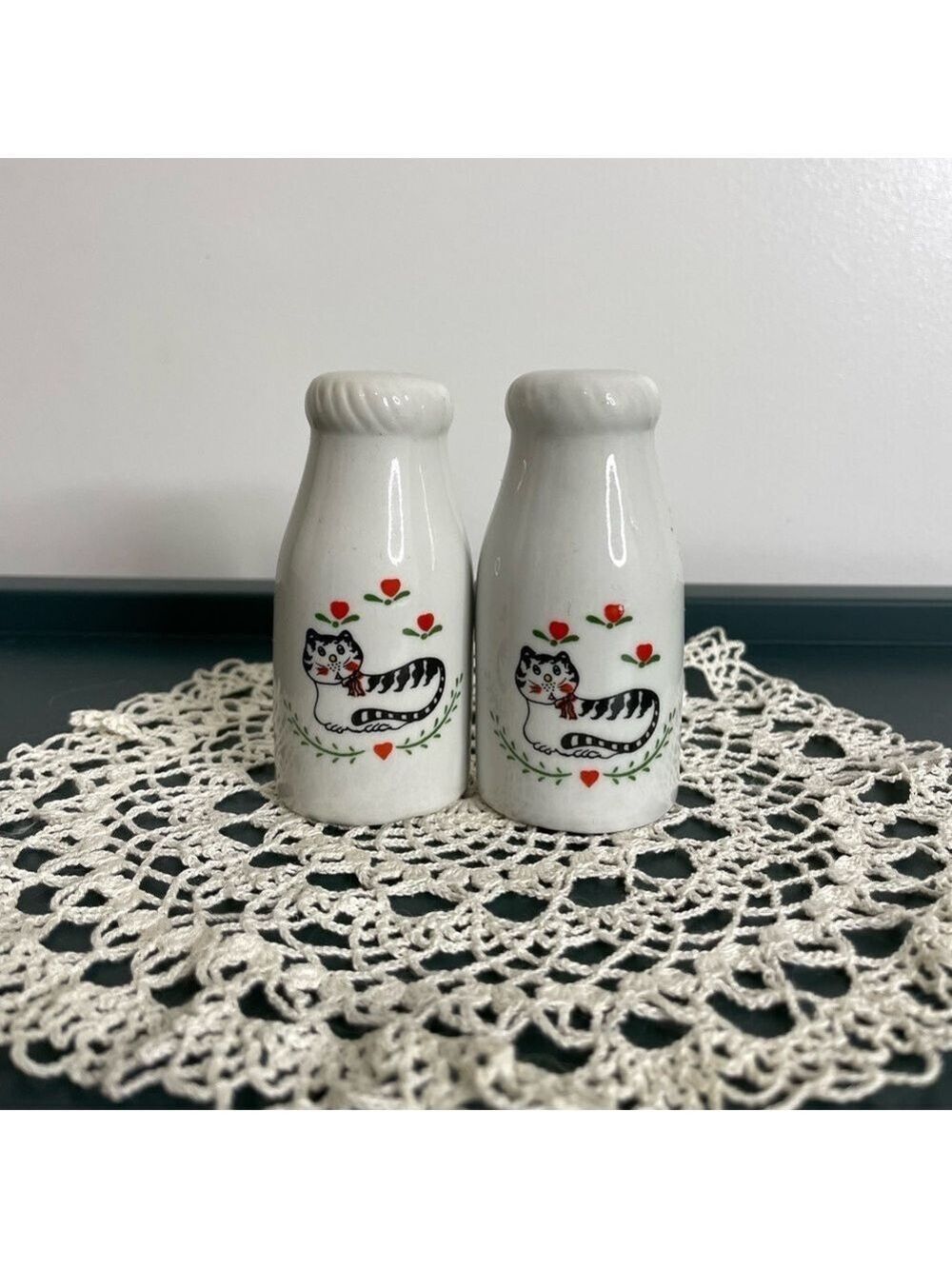 Vintage 1980s Porcelain Cats Salt & Pepper Shakers